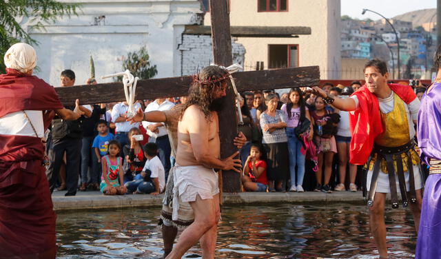 Las personas de fe recuerdan el Vía Crucis de Jesús en Semana Santa. Foto: Grupo La República