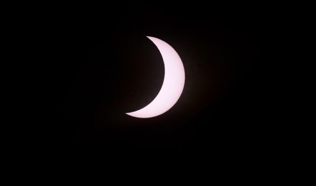 La luna está a punto de cubrir totalmente al Sol en Argentina. Foto: AFP