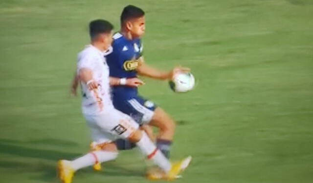 Haro no cobró mano de Gianfranco Chávez en el Cristal vs. Ayacucho FC. Foto: Gol Perú