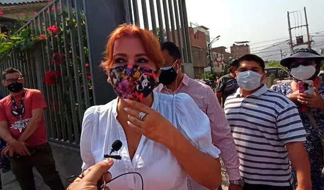 Magaly Medina recibió el afecto de algunos de sus fanáticos, quienes coincidieron con ella en su local de votación. Foto: El Popular