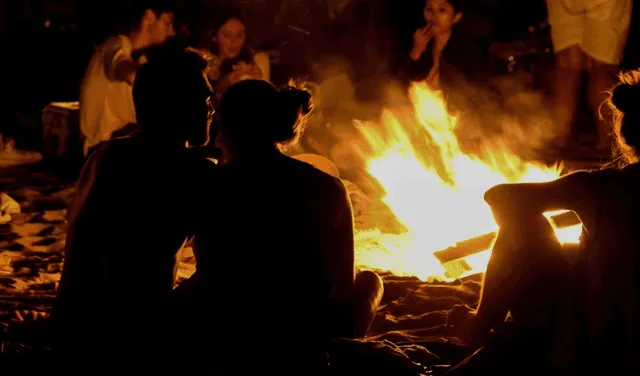 Hacer una fogata en la playa es uno de las ideas más románticas que puede hacer una pareja