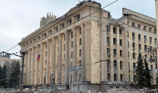 El brutal bombardeo ruso contra sede del Gobierno en Jarkov, la segunda ciudad de Ucrania