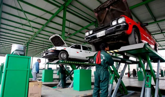 En la revisión técnica, el vehículo pasa por una inspección visual y otra mecánica. Foto: Andina