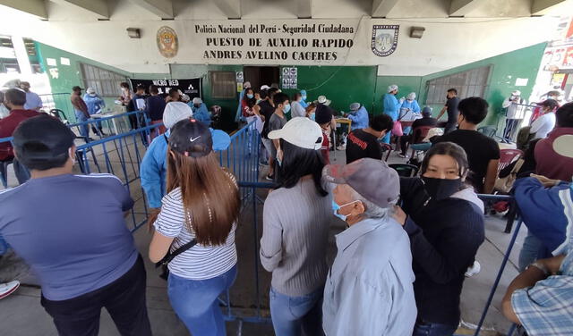 El último martes se formaron largas colas en el punto de vacunación de la plataforma comercial Avelino. Foto: Zintia Fernández/La República