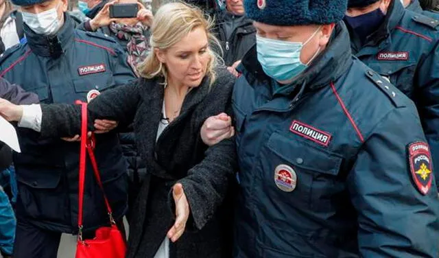 Rusia detiene a médicos y a periodista de CNN tras exigir ver a Navalny