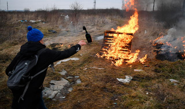 Las autoridades ucranianas alentaron a la población a usar cocteles Molotov contra los invasores. Foto: AFP