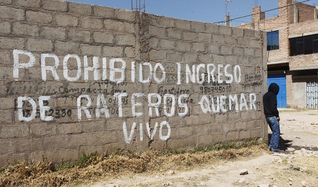 Amenazante frase en una urbanizacion ubicada a la salida a Huancane hace pensar dos veces a todo malhechor que piense delinquir en esta zona. Foto: Juan Carlos Cisneros/La República
