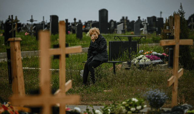 Una mujer llora mientras visita la tumba de Stanislav Hvostov, de 22 años, un militar ucraniano asesinado durante la invasión rusa de Ucrania. Foto: AFP