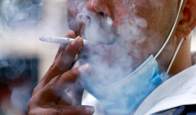 Los niños tienen más probabilidades de desarrollar asma si su padre estuvo expuesto al humo de cigarro cuando era infante. Foto: AFP