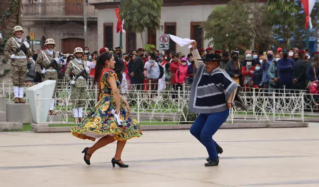Típico. Banda de Arica interpretó cueca, danza tradicional chilena. Militares chilenos danzaron en el Paseo Cívico. Foto: La República/Liz Ferrer