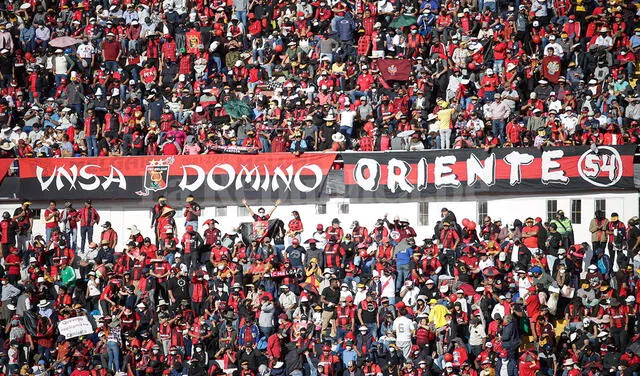 Fanáticos han venido demostrando apoyo incondicional al cuadro dominó. Foto: Rodrigo Talavera/La República