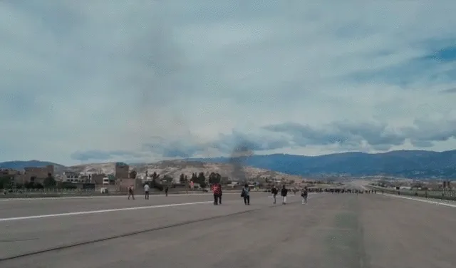 Manifestantes ingresan al aeropuerto de Ayacucho. Foto: La República