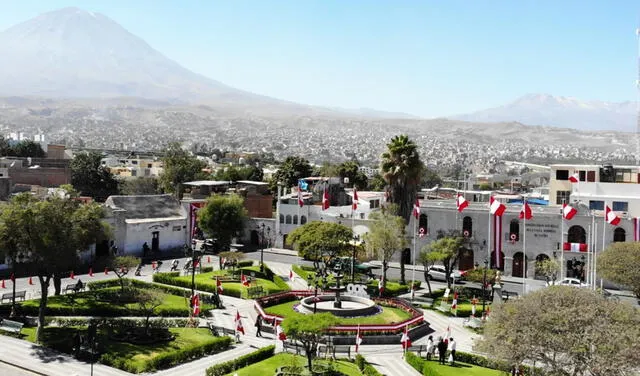Arequipa: exponen las banderas que tuvo el Perú en la plaza de Cayma
