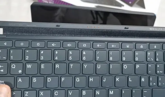El teclado y la parte inferior de la tablet poseen unos pines magnéticos. Foto: Juan José López / La República