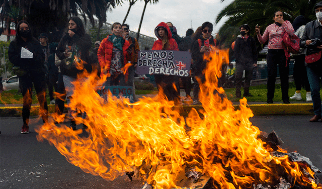 Los manifestantes mantienen el corte de rutas con neumáticos en llamas, troncos y barricadas de tierra y piedras. Foto: AFP