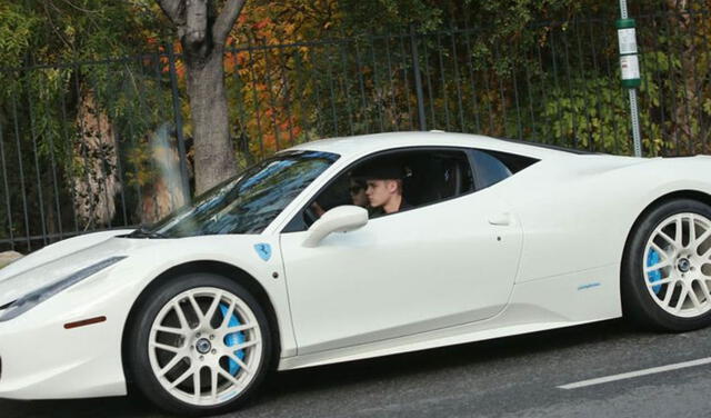 Justin Bieber a bordo de su lujoso Cadillac.