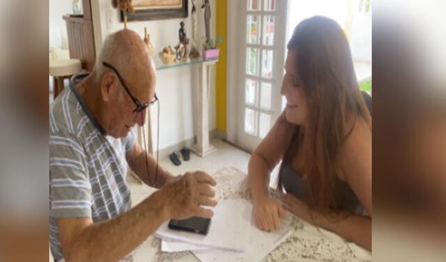 Don José ha encontrado en su nieta a su mejor profesora de tecnología. Foto: Raphaela Martínez / Facebook