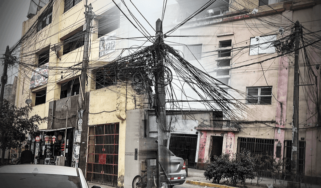 ¿Por qué hay tantos cables en los postes y nadie hace nada? Foto: composición de Fabrizio Oviedo/La República/Raúl Egusquiza