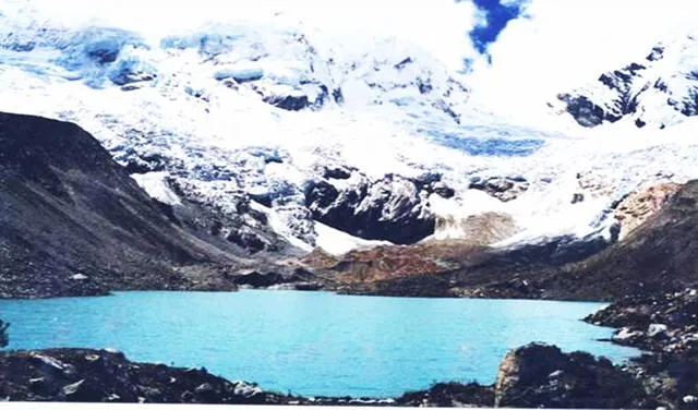 El nivel de agua del lago Palpacocha ha registrado picos importantes debido al retroceso del glaciar Palcaraju | Foto: Georg Kaser / Wikimedia