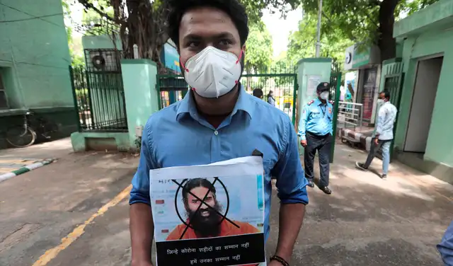 India: médicos protestan contra gurú que afirma que el yoga previene la COVID-19