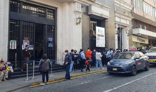 Ciudadanos acuden a realizar sus trámites a la Reniec. Foto: Alexis Choque/URPI