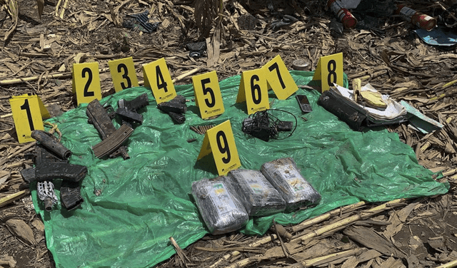 Armas y drogas encontradas después de que un avión proveniente de Venezuela se estrellara en Santa Marta Salinas, Guatemala a finales de 2020. Foto: AFP