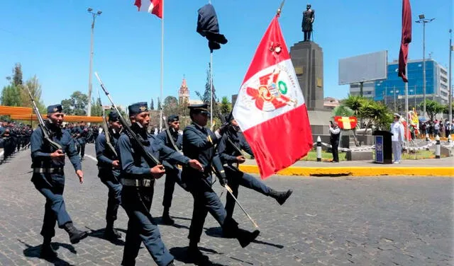 Militares portan una bandera de guerra del Perú en una ceremonia en Arequipa. Foto: Andina