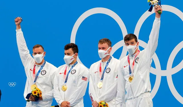 Caeleb Dressel, Blake Pieroni, Bowen Becker y Zach Apple celebran su medalla de oro después de la final de relevos de estilo libre 4x100 en Tokio 2020. Foto: EFE
