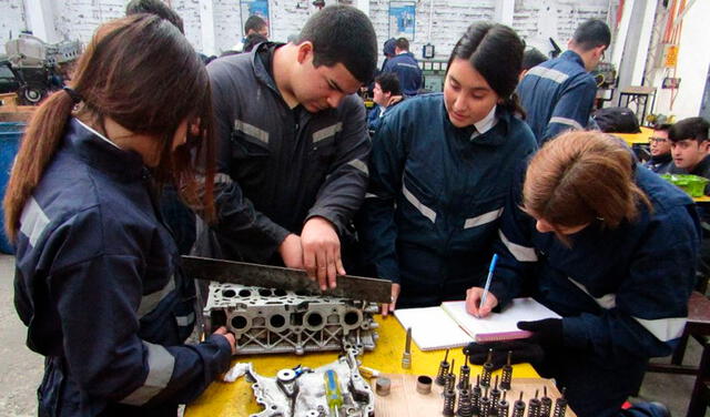 Miles de estudiantes se vieron perjudicados por la paralización de licenciamiento de institutos superiores. Foto: difusión