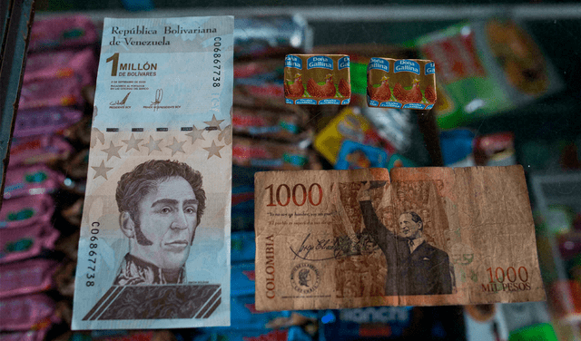 El uso del bolívar ha quedado prácticamente restringido a operaciones con tarjetas de débito. Foto: AFP