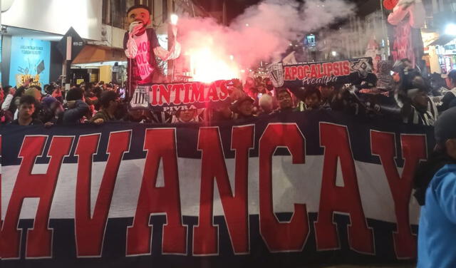 Hinchas de Alianza sorprenden a los jugadores con “banderazo” en Huancayo