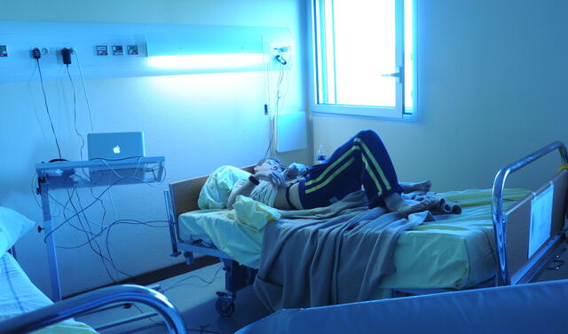 Durante los estudios de reposo en cama, los voluntarios no pueden recibir visitas y deben completar la sesión sin importar la emergencia en el hogar. Foto: ESA