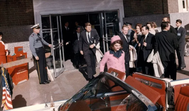 John F. Kennedy y su esposa se alistan a recorrer las calles de Dallas momentos antes del atentado. Foto: AFP