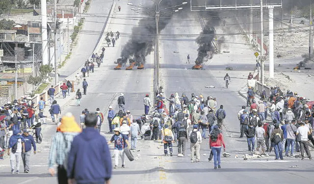 Nadie pasa. Puente Añashuayco en el Cono Norte fue tomado al mediodía. Manifestantes se enfrentaron a la Policía. Foto: Rodrigo Talavera/ La República
