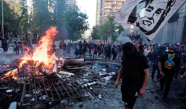 Incendios y saqueos en Chile: al menos 580 detenidos y un muerto tras noche de extrema violencia