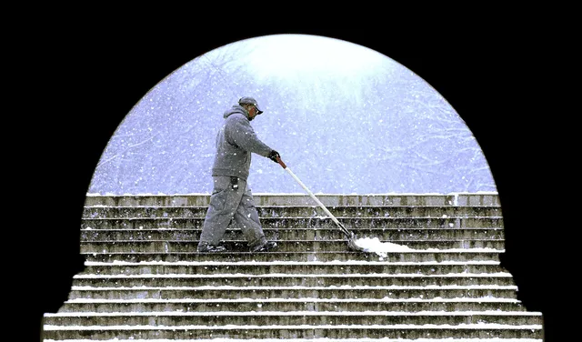 Los trabajadores de limpieza pública en Estados Unidos realizan diferentes actividades, como palear la nieve de parques o carreteras. Foto: AFP