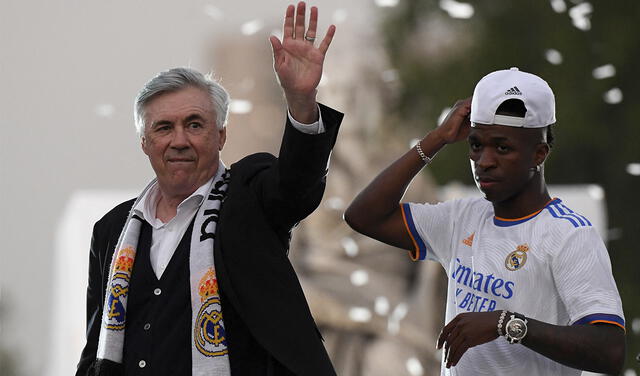 Carlo Ancelotti junto a Vinícius Jr. en la celebración en la Plaza de Cibeles. Foto: AFP