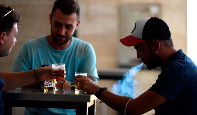 Si es otra persona la que fuma, puede indicar la existencia de un desacuerdo. Foto: AFP