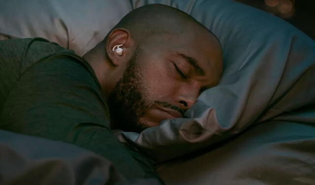¿Por qué no es recomendable quedarse dormido con los audífonos puestos?