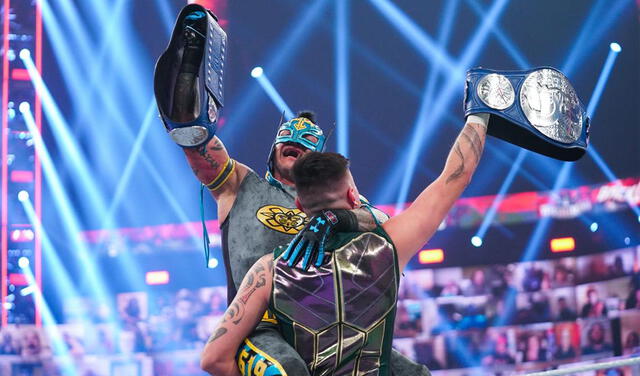 Rey Mysterio y Dominik son los nuevos campeones en parejas de SmackDown. Foto: WWE