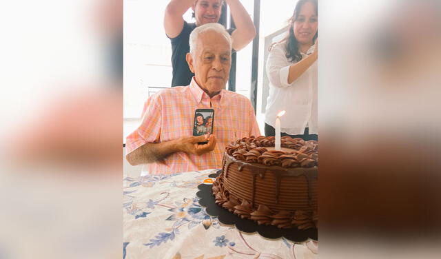 Twitter viral: anciano pone la foto de su esposa fallecida en su celular para soplar su vela junto a ella