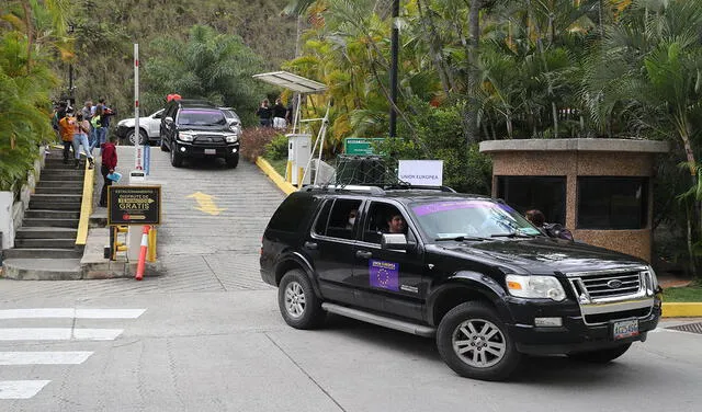 Este 28 de octubre se observaron vehículos oficiales para el transporte de una misión de observación europea de cara a las elecciones en Venezuela. Foto: EFE