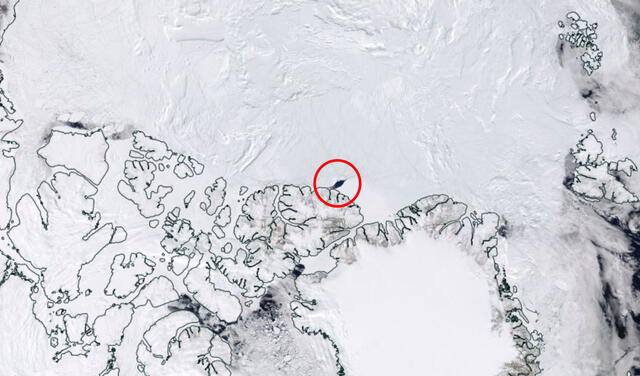 Vista satelital que muestra la polinia al norte de la isla Ellesmere y Groenlandia. Foto: NASA