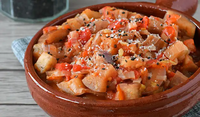 Berenjena en salsa de tomate al curry y coco. Foto: Directo al Paladar