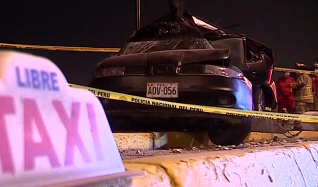 Según testigos, el auto dio varias vueltas de campana antes de impactar contra el poste de telefonía. Foto: captura de América