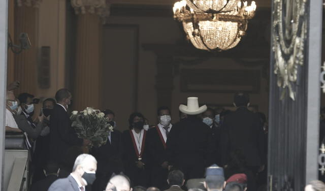 El característico sombrero de Pedro Castillo anuncia que el jefe de Estado llegó al Legislativo. Foto: Marco Cotrina.