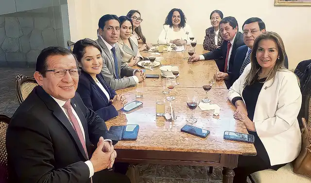Reunidos. Freddy Díaz Monago con sus colegas de APP con unas copas de vino el 26 de julio. Foto: difusión