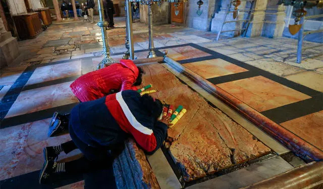 La Piedra de la Unción es uno de los lugares más venerados de la Basílica. Foto: AFP