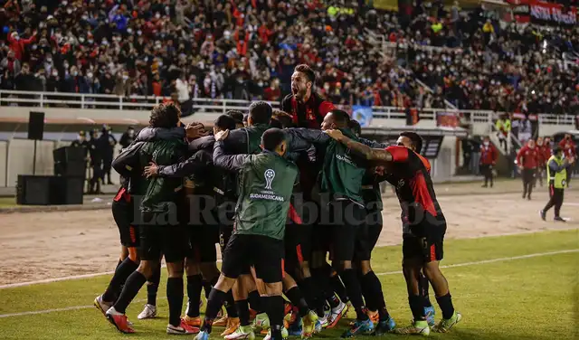 El equipo celebró la clasificación y los hinchas no dejaron de alentar. Foto: Rodrigo Talavera/La República