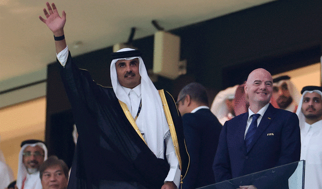 El emir jeque de Qatar, Tamim bin Hamad al-Thani, saluda a la multitud cuando llega con el presidente de la FIFA, Gianni Infantino. Foto: AFP